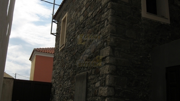 Ενοικιάζεται διαμέρισμα και μαγαζί στην Σκάλα Ερεσού Λέσβου.